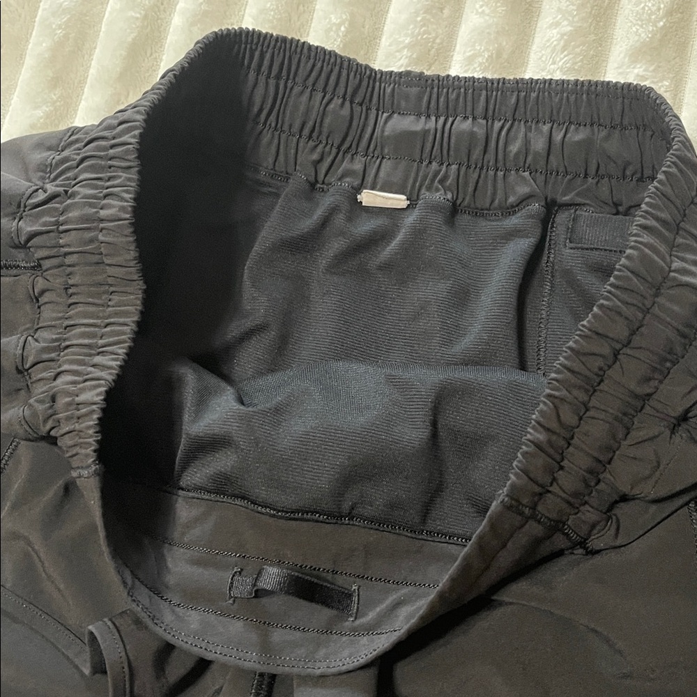 Lululemon Hotty Hot Short II *2.5" | Size 8 - Picture 6 of 8